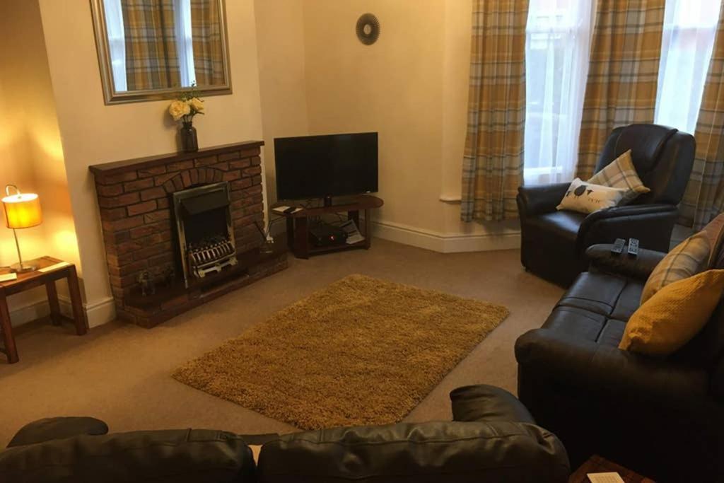 Spacious & Cozy Mid Wales Town Centre Apartment, With Bike Storage Llandrindod Wells Bagian luar foto